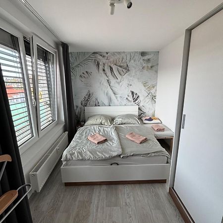Premiere Apartment Bratislava - Private Parking Bagian luar foto