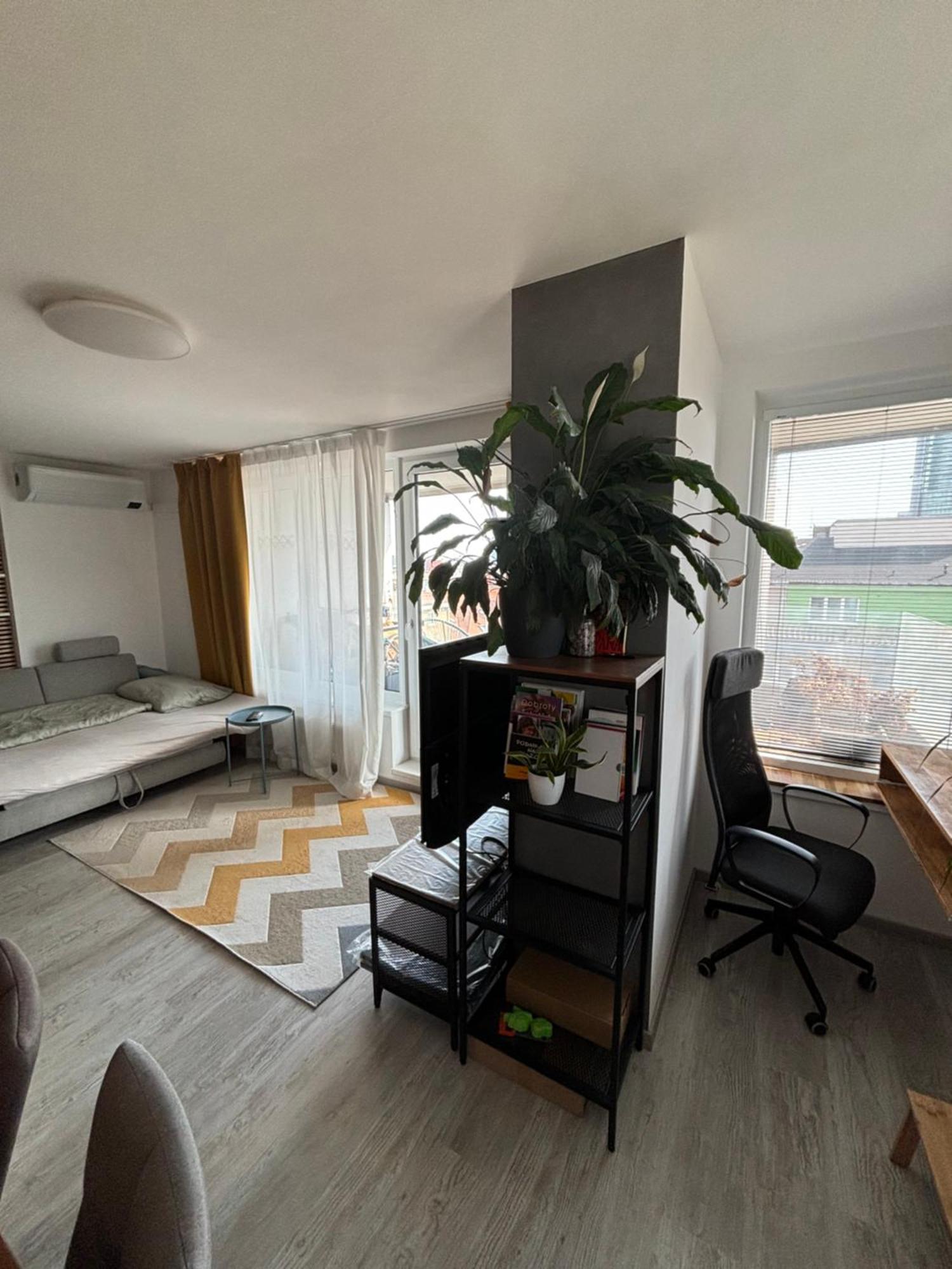 Premiere Apartment Bratislava - Private Parking Bagian luar foto